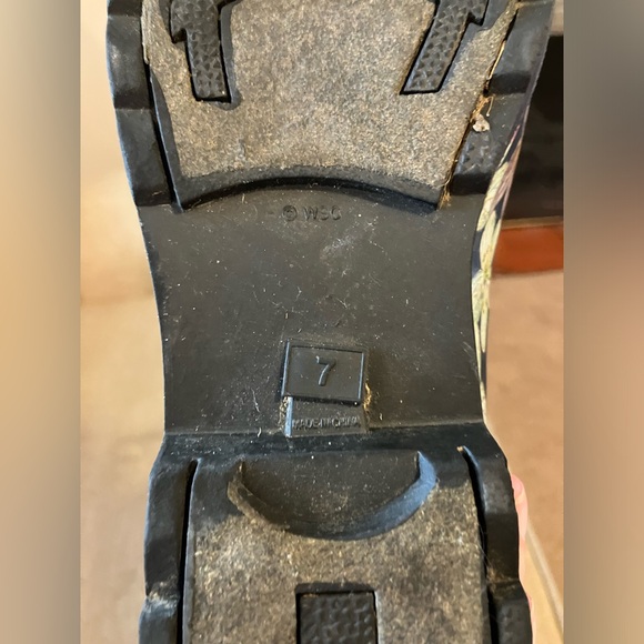 Floral rain or yard boot - Picture 3 of 6